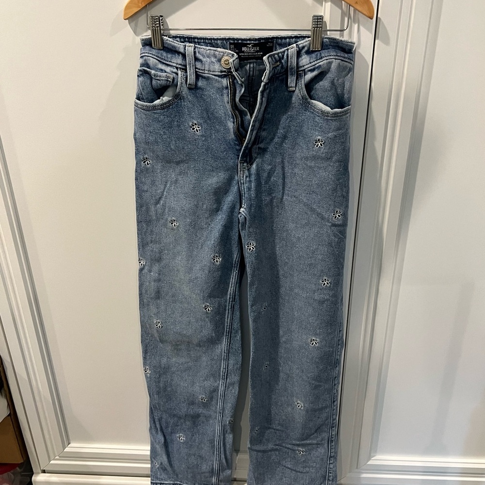 Hollister Ultra high rise Dad Jeans with embroidered flowers Size 00 25R